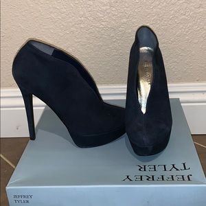 Suede navy blue booties